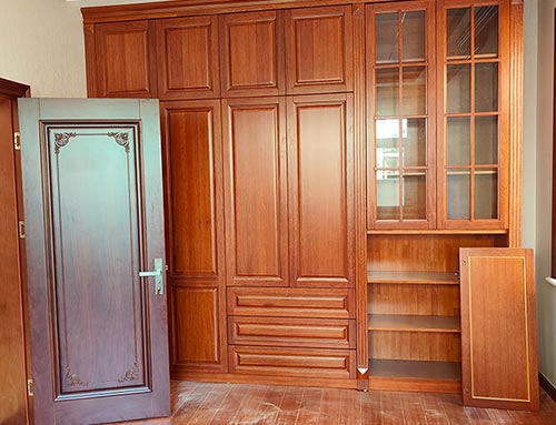 济宁中式家庭装修里定制的实木衣柜效果图